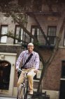 Man riding bicycle on city street — Stock Photo