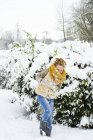 Caucasien heureux fille jouer dans neige — Photo de stock
