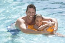 Батько і дочка відпочивають у басейні — стокове фото