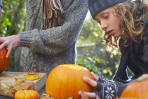Children carving pumpkins together outdoors — Stock Photo