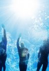 Triatleti fiduciosi e forti in mute subacquee — Foto stock