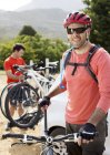 Caucasiano mountain biker sorrindo ao ar livre — Fotografia de Stock