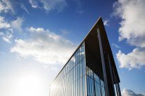 Голубое небо отражается в современном здании — стоковое фото