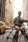 Man posing on bicycle on city street — Stock Photo