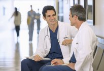 Doctors talking in hospital corridor — Stock Photo