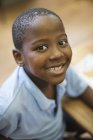 Afro-americano estudante sorrindo em classe — Fotografia de Stock
