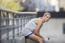 Frau rastet nach Sport auf Stadtstraße aus — Stockfoto