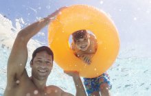 Padre e figlio giocano in piscina — Foto stock