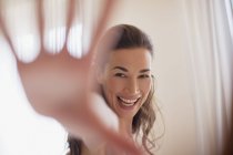 Portrait de femme souriante avec la main tendue — Photo de stock