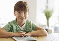 Дівчина посміхається на планшетному комп'ютері — стокове фото