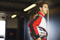 Rennfahrer hält Helm in Garage — Stockfoto
