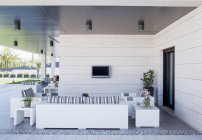 Sofa und Fernseher auf der luxuriösen Terrasse — Stockfoto