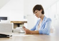 Frau mit digitalem Tablet am Tisch — Stockfoto