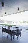 Tisch und Stühle auf der Terrasse tagsüber — Stockfoto