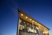 Modernes Gebäude in der Abenddämmerung beleuchtet — Stockfoto