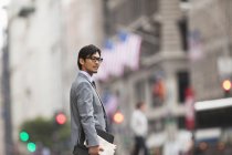 Бизнесмен стоит на городской улице — стоковое фото