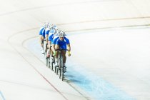 Велосипедна команда треку їде у велодромі — стокове фото