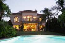 Luxus-Pool und Villa nachts beleuchtet — Stockfoto