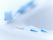 Закрыть зубочистки и зубную щетку — стоковое фото