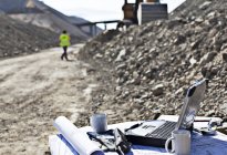Laptop at workstation in quarry during daytie — Stock Photo