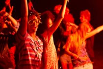 Друзі танцюють на музичному фестивалі — стокове фото
