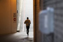 Hombre corriendo por las calles de la ciudad - foto de stock