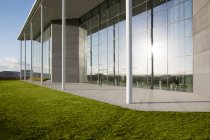 Edifício moderno e gramado verde — Fotografia de Stock