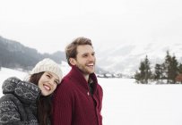 Casal feliz no campo nevado — Fotografia de Stock