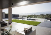 Terrasse de luxe donnant sur piscine et montagnes — Photo de stock