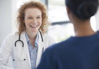 Doctor and nurse talking in hospital hallway — Stock Photo