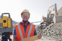 Arbeiter liest Baupläne im Steinbruch — Stockfoto