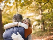 Older caucasian couple hugging in park — Stock Photo