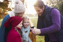 Famiglia che mostra smartphone alla famiglia — Foto stock