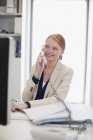 Sorridente donna d'affari che parla al telefono — Foto stock
