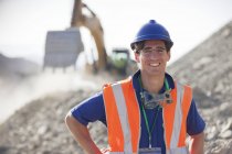 Arbeiter lächelt tagsüber im Steinbruch — Stockfoto
