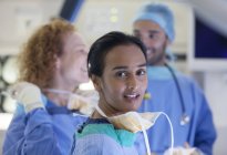 Хірурги стоячи сучасна операційна кімната — стокове фото