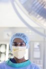Chirurgo in piedi in sala operatoria moderna — Foto stock
