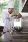 Cameriere cucina in cucina ristorante — Foto stock