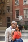 Пара обнимается на городской улице — стоковое фото