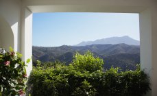 Vista de las montañas desde el patio - foto de stock