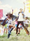 Amigos entusiastas bailando en el festival de música - foto de stock
