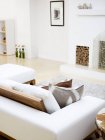 Sofa und Kamin im modernen Wohnzimmer — Stockfoto