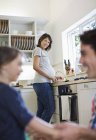Mãe grávida cozinhar na cozinha — Fotografia de Stock