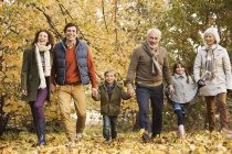 Glückliche Familie spaziert gemeinsam im Park — Stockfoto