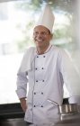 Chef sorrindo na cozinha do restaurante — Fotografia de Stock