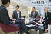 Geschäftsleute unterhalten sich bei Besprechung im Bürogebäude — Stockfoto