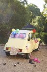 Voiture de jeune mariée décorée de ballons — Photo de stock