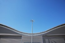 Toit du bâtiment moderne et ciel bleu — Photo de stock