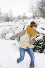 Caucasiano menina feliz jogando na neve — Fotografia de Stock
