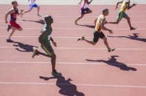 Läufer rasen tagsüber auf der Strecke — Stockfoto